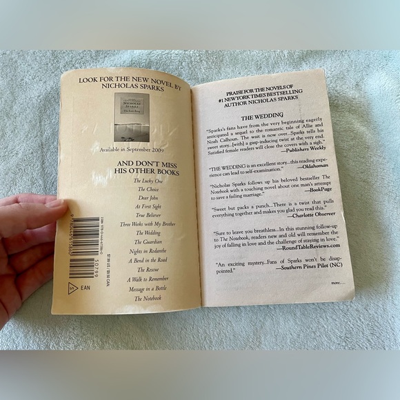 ⭐️HP⭐️ The Wedding by Nicholas Sparks Paperback - Picture 6 of 8